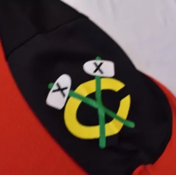 New w Tags NHL Chicago Blackhawks Jonathan Toews Jersey Multiple Sizes - Picture 4 of 5